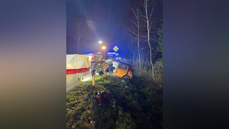 Der völlig zerstörte Mitsubishi des mutmaßlichen Unfallverursachers kam auf dem Seitenstreifen zum Liegen. Der völlig zerstörte Mitsubishi des mutmaßlichen Unfallverursachers kam auf dem Seitenstreifen zum Liegen.