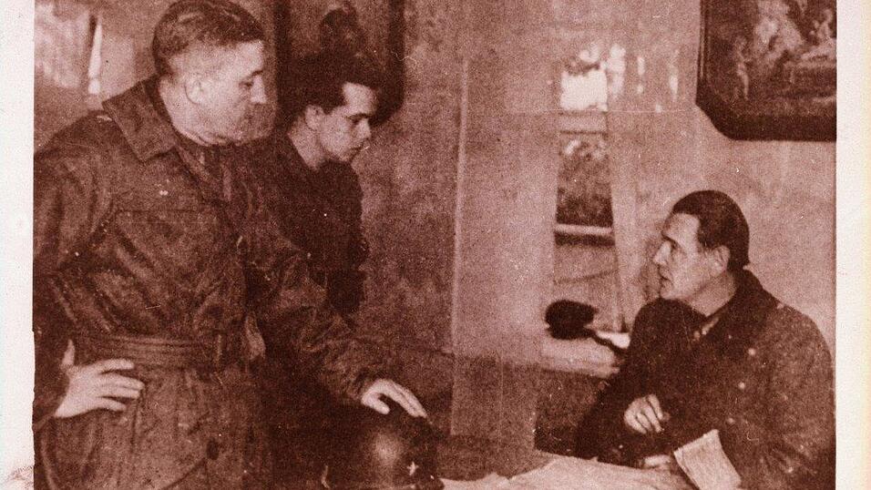 Generalleutnant Wendt von Wietersheim (r.) und US-Colonel Reed (l.) bei der Unterzeichnung der Papiere für die Kapitulation der 11. Panzerdivision. Generalleutnant Wendt von Wietersheim (r.) und US-Colonel Reed (l.) bei der Unterzeichnung der Papiere für die Kapitulation der 11. Panzerdivision.