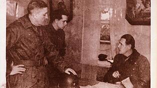 Generalleutnant Wendt von Wietersheim (r.) und US-Colonel Reed (l.) bei der Unterzeichnung der Papiere für die Kapitulation der 11. Panzerdivision. Generalleutnant Wendt von Wietersheim (r.) und US-Colonel Reed (l.) bei der Unterzeichnung der Papiere für die Kapitulation der 11. Panzerdivision.