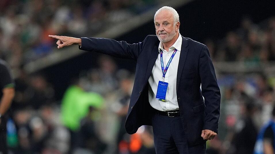Iraks Trainer Graham Arnold und sein Team bereiteten sich wegen des Iran-Krieges unter erschwerten Bedingungen auf die Partie vor. Iraks Trainer Graham Arnold und sein Team bereiteten sich wegen des Iran-Krieges unter erschwerten Bedingungen auf die Partie vor.