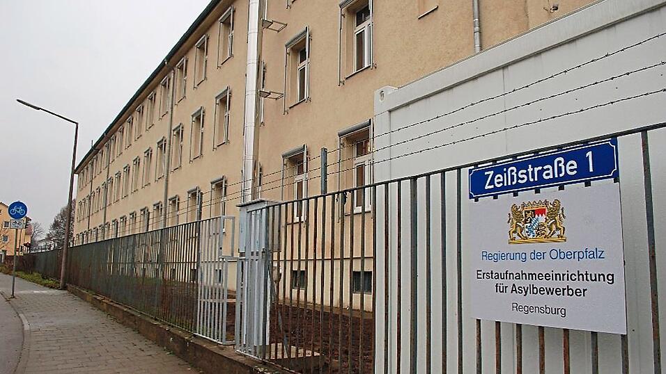 Das Ankerzentrum ist eingezäunt. Es gibt Ein- und Ausgangskontrollen. Wer rausgeht, muss seinen Ausweis abgeben. Das Ankerzentrum ist eingezäunt. Es gibt Ein- und Ausgangskontrollen. Wer rausgeht, muss seinen Ausweis abgeben.