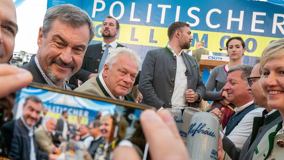 CSU-Chef Söder liebt die Weltraum-Saga «Star Wars». In seiner Partei kennt aber offensichtlich nicht jeder den musikalischen Unterschied zwischen der guten und der dunklen Seite der Macht. CSU-Chef Söder liebt die Weltraum-Saga «Star Wars». In seiner Partei kennt aber offensichtlich nicht jeder den musikalischen Unterschied zwischen der guten und der dunklen Seite der Macht.