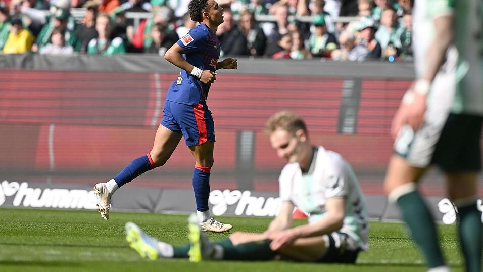 Leipzig oben, Werder am Boden: Antonio Nusa (l) jubelt &uuml;ber sein Tor zum 0:1.