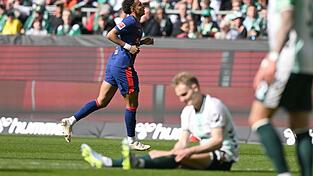 Leipzig oben, Werder am Boden: Antonio Nusa (l) jubelt über sein Tor zum 0:1. Leipzig oben, Werder am Boden: Antonio Nusa (l) jubelt über sein Tor zum 0:1.