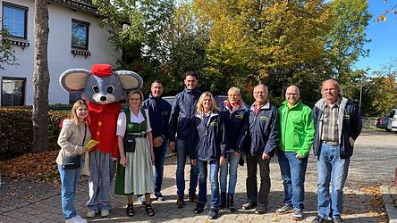 Marktmeilen-Team: Lea Wilmberger, Marktmeilen-Maus, Wirtin Lydia Fischer, 2. B&uuml;rgermeister Konrad Feldmeier, B&uuml;rgermeister Andreas Liebl, Rosemarie Aumer, Angelika H&ouml;glmeier, Altb&uuml;rgermeister Heinrich Stenzel, Dominic Rauscher und Helmut H&ouml;glmeier (von links).