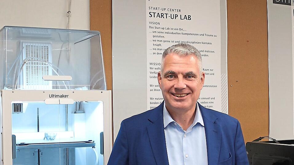 Professor Sean Patrick Saßmannshausen mit einem Bauteil, das in den 3-D-Druckern hinter ihm im „Makerspace“, der Gründerwerkstatt, generiert worden ist. Professor Sean Patrick Saßmannshausen mit einem Bauteil, das in den 3-D-Druckern hinter ihm im „Makerspace“, der Gründerwerkstatt, generiert worden ist.