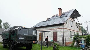 Ein Mann geht an einem beschädigten Haus vorbei, nachdem russische Drohnen den polnischen Luftraum verletzt haben. (Archivbild)