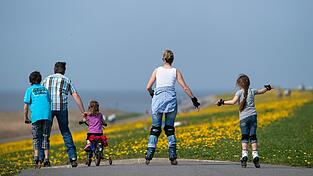 Mehr Zeit mit der Familie und mit Freunden - das nehmen sich viele Menschen f&uuml;r 2026 vor. (Symbolbild)
