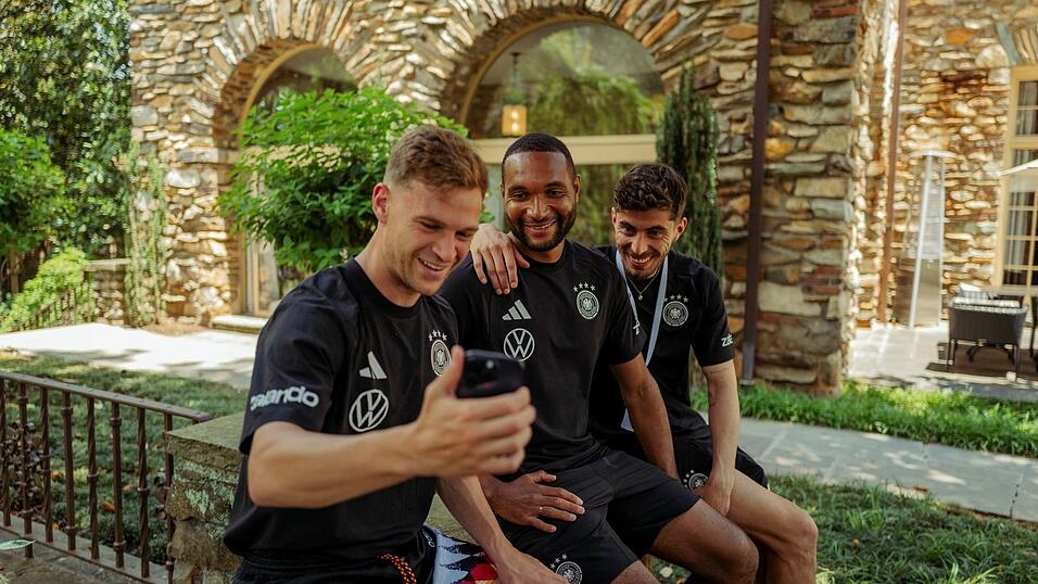 Beim Handy-Talk mit dem Kanzler wird der Stellenwert Tahs im DFB-Team deutlich. (Archivbild) Beim Handy-Talk mit dem Kanzler wird der Stellenwert Tahs im DFB-Team deutlich. (Archivbild)