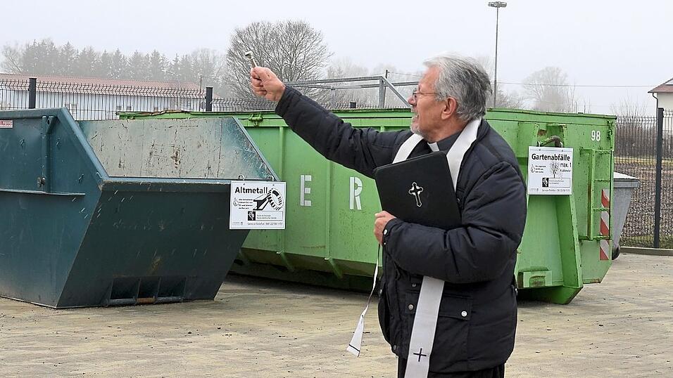 Pfarrvikar Jozo Karlic weihte den neuen Wertstoffhof.