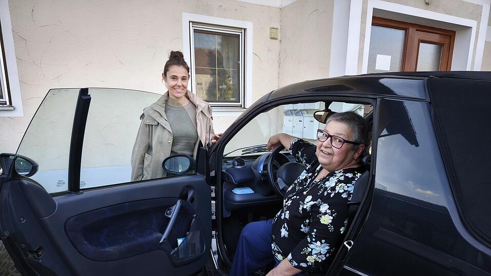 Anita Unterholzner (r.) kann wieder lachen - mit dem behindertengerechten Umbau ihres Smart Fortwo kann sie gut umgehen. Cornelia Neidl-Fisch, Vorsitzende vom Kinder- und Familienbund Plattling, stattete Unterholzner kürzlich einen Besuch ab. Anita Unterholzner (r.) kann wieder lachen - mit dem behindertengerechten Umbau ihres Smart Fortwo kann sie gut umgehen. Cornelia Neidl-Fisch, Vorsitzende vom Kinder- und Familienbund Plattling, stattete Unterholzner kürzlich einen Besuch ab.