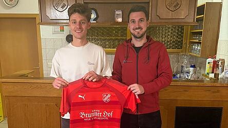 Neuzugang Samuel Burgfeld mit Vize-Abteilungsleiter Andreas Sturm.