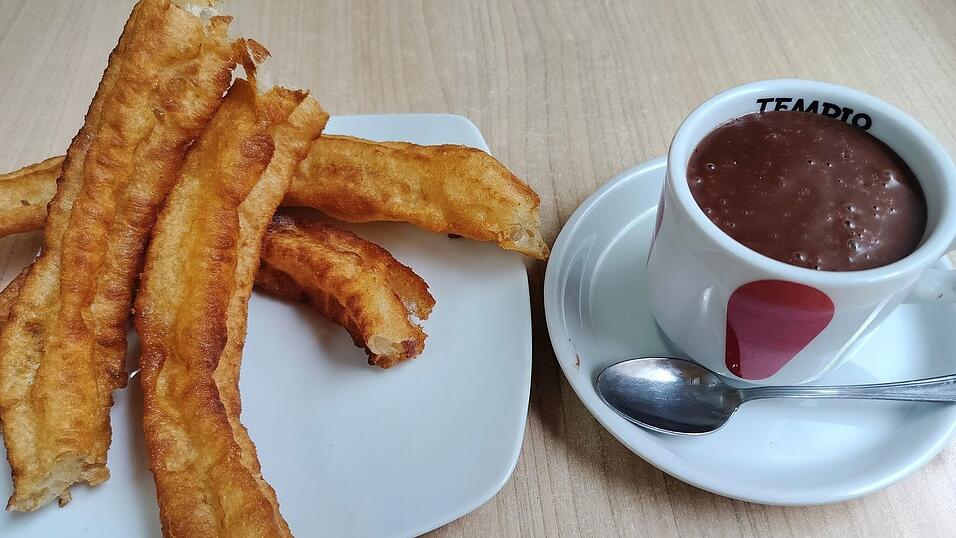 Die Spanier lieben ihre Churros mit dickflüssiger heißer Schokolade - ein äußerst kalorienreiches Frühstück. Die Spanier lieben ihre Churros mit dickflüssiger heißer Schokolade - ein äußerst kalorienreiches Frühstück.
