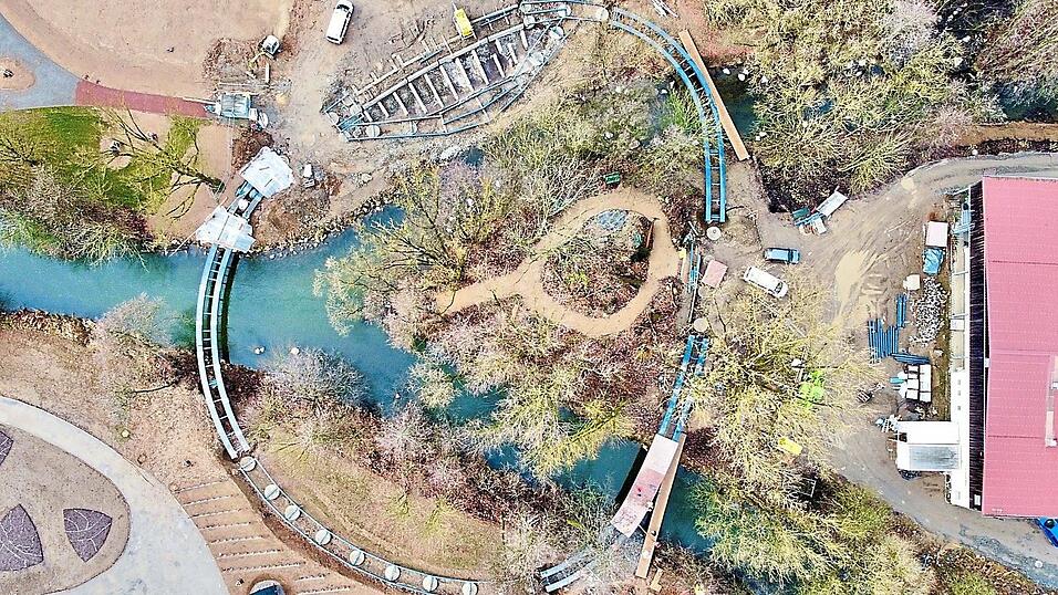 Das kreisf&ouml;rmige Br&uuml;ckenbauwerk &uuml;berspannt die Chamb-Arme. In der Mitte rechts sind die ersten verlegten Platten zu erkennen. Ganz rechts ist die Sch&uuml;tzenhalle zu sehen.