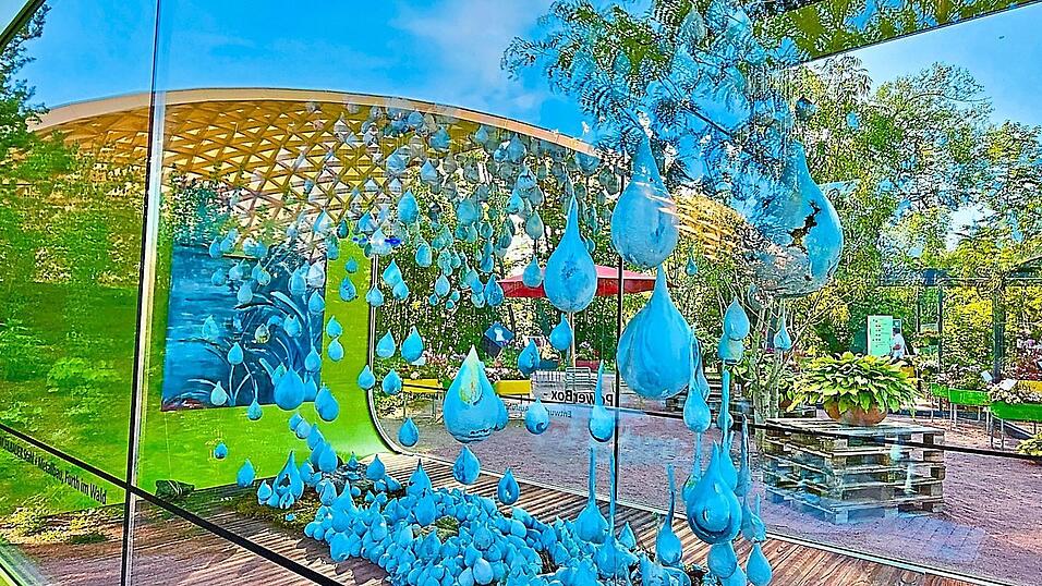 Wie ein surreales Gem&auml;lde: Patricia Bachls Wassertropfen in der PowerBox, an der sich die Arena spiegelt.