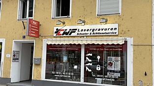 Dieses Geschäft in der Amanstraße in Deggendorf ist bislang einzigartig. Leider muss es die Inhaberin aufgrund der wirtschaftlichen Lage jetzt schließen. Dieses Geschäft in der Amanstraße in Deggendorf ist bislang einzigartig. Leider muss es die Inhaberin aufgrund der wirtschaftlichen Lage jetzt schließen.