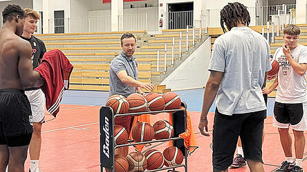 Intensive Einheiten: Jodi Kreutzer (Mitte) fordert seine Spieler im Training, erwartet vollen Einsatz und will das Team Schritt f&uuml;r Schritt weiterentwickeln.
