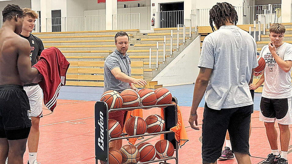 Intensive Einheiten: Jodi Kreutzer (Mitte) fordert seine Spieler im Training, erwartet vollen Einsatz und will das Team Schritt f&uuml;r Schritt weiterentwickeln.