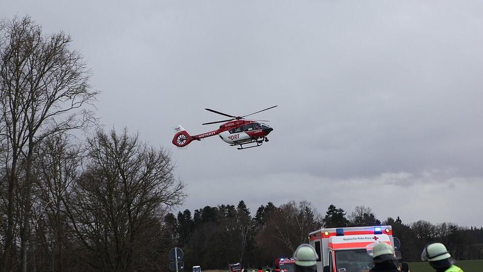 Der Unfall hatte die Stra&szlig;e in ein Tr&uuml;mmerfeld verwandelt. Ein 34-j&auml;hriger Autofahrer musste mit schwersten Verletzungen ins Krankenhaus geflogen werden.