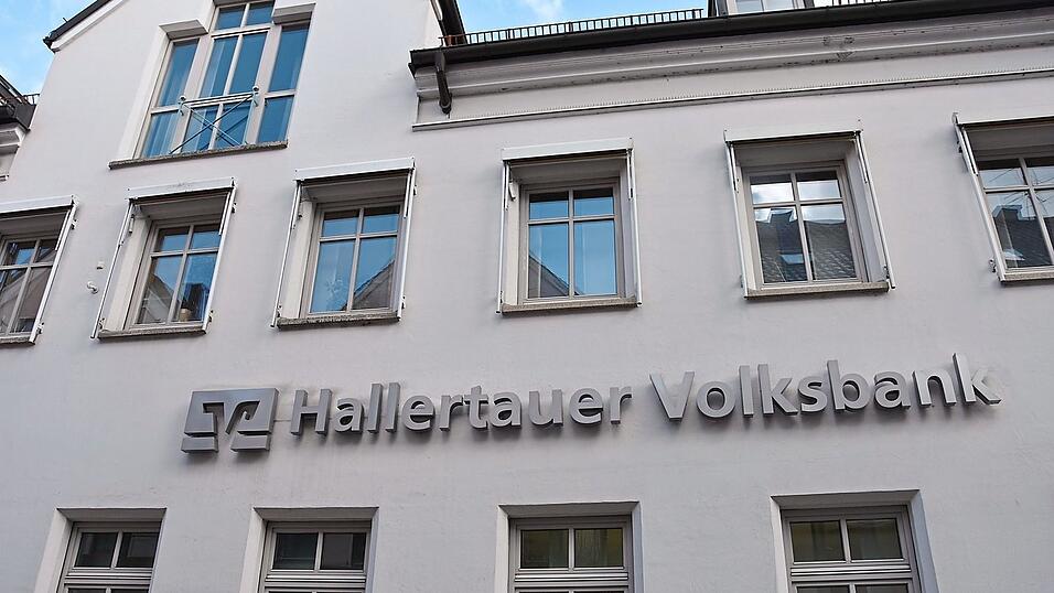 Noch prangt der Schriftzug 'Hallertauer Volksbank' an der Fassade des Gebäudes in der Poststraße. Das Geldinstitut fusionierte aber bereits 2018 mit der Volksbank Raiffeisenbank Bayern Mitte. Noch prangt der Schriftzug 'Hallertauer Volksbank' an der Fassade des Gebäudes in der Poststraße. Das Geldinstitut fusionierte aber bereits 2018 mit der Volksbank Raiffeisenbank Bayern Mitte.