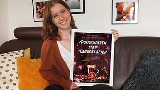 Nina Fleischmann mit dem Cover von 'Punschparty statt Kaffeeklatsch', für das sie eine Kurzgeschichte geschrieben hat. Die 21-Jährige bloggt selbst über Bücher unter @little_book_journal auf Instagram.