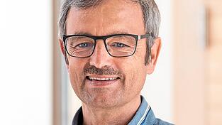 Josef Stautner ist seit 2015 Leiter der Telefonseelsorge Ostbayern und einer von zwei hauptamtlich Angestellten. Die Seelsorge selbst übernehmen über 100 Freiwillige. Josef Stautner ist seit 2015 Leiter der Telefonseelsorge Ostbayern und einer von zwei hauptamtlich Angestellten. Die Seelsorge selbst übernehmen über 100 Freiwillige.