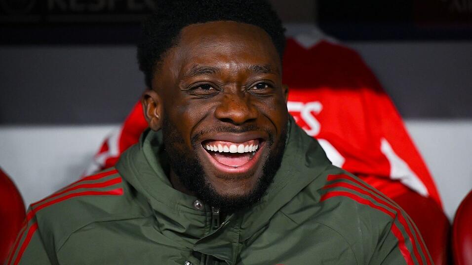 Schon die Rückkehr auf die Ersatzbank erfüllte Alphonso Davies vor dem Anpfiff mit purer Freude. Schon die Rückkehr auf die Ersatzbank erfüllte Alphonso Davies vor dem Anpfiff mit purer Freude.