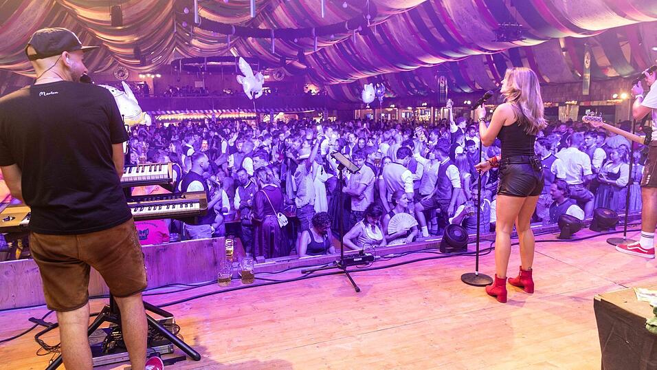 Die Partybilder vom Samstag, 8. August, aus dem Festzelt Weckmann. Die Partybilder vom Samstag, 8. August, aus dem Festzelt Weckmann.