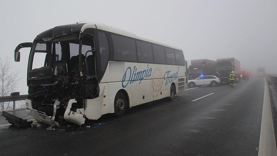 Aus noch ungeklärter Ursache ist am Mittwochmittag auf der A3 zwischen Schwarzach und Metten ein Omnibus auf einen LKW aufgefahren. Aus noch ungeklärter Ursache ist am Mittwochmittag auf der A3 zwischen Schwarzach und Metten ein Omnibus auf einen LKW aufgefahren.