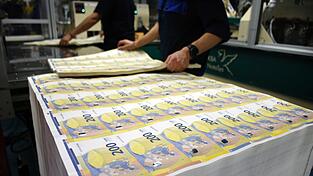 Arbeiter sortieren Druckbögen bei der Produktion von 200-Euro-Banknoten.Über eine Online-Befragung und Workshops mit ausgewählten Bürgern wollen mehrere Organisationen in der Politik eine breite Debatte über 'gerechte Steuern und Finanzen' anstoßen.