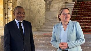 Bundesjustizministerin Stefanie Hubig (SPD) triff den den stellvertretenden Gerichtskanzler des Internationalen Gerichtshofs (IGH), Jean-Pel&eacute; Fom&eacute;t&eacute;.