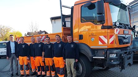 Das Team (v. l.): Andreas Liebl ist B&uuml;rgermeister von Mitterfels, Konrad Feldmeier ist Bauhofleiter, Alois Breu ist ehemaliger Bauhofleiter, Christian Irlbeck, Christian Falter, J&uuml;rgen Hagner und Hassan Shabo (nicht auf dem Bild) sind weitere Mitarbeiter und Helmut Stumhofer ist Hausmeister.