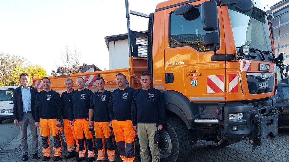 Das Team (v. l.): Andreas Liebl ist Bürgermeister von Mitterfels, Konrad Feldmeier ist Bauhofleiter, Alois Breu ist ehemaliger Bauhofleiter, Christian Irlbeck, Christian Falter, Jürgen Hagner und Hassan Shabo (nicht auf dem Bild) sind weitere Mitarbeiter und Helmut Stumhofer ist Hausmeister. Das Team (v. l.): Andreas Liebl ist Bürgermeister von Mitterfels, Konrad Feldmeier ist Bauhofleiter, Alois Breu ist ehemaliger Bauhofleiter, Christian Irlbeck, Christian Falter, Jürgen Hagner und Hassan Shabo (nicht auf dem Bild) sind weitere Mitarbeiter und Helmut Stumhofer ist Hausmeister.
