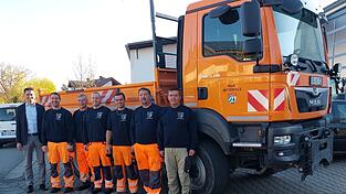 Das Team (v. l.): Andreas Liebl ist Bürgermeister von Mitterfels, Konrad Feldmeier ist Bauhofleiter, Alois Breu ist ehemaliger Bauhofleiter, Christian Irlbeck, Christian Falter, Jürgen Hagner und Hassan Shabo (nicht auf dem Bild) sind weitere Mitarbeiter und Helmut Stumhofer ist Hausmeister. Das Team (v. l.): Andreas Liebl ist Bürgermeister von Mitterfels, Konrad Feldmeier ist Bauhofleiter, Alois Breu ist ehemaliger Bauhofleiter, Christian Irlbeck, Christian Falter, Jürgen Hagner und Hassan Shabo (nicht auf dem Bild) sind weitere Mitarbeiter und Helmut Stumhofer ist Hausmeister.