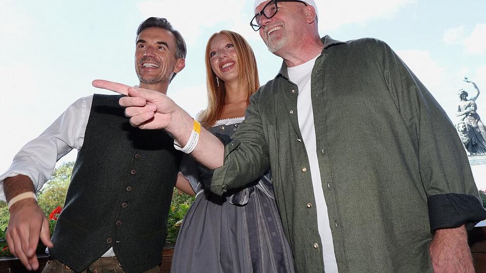 Eine Wiesn ohne Promis? Geht nicht. Hier lächeln Florian Silbereisen, Anna Ermakova und DJ Ötzi. Eine Wiesn ohne Promis? Geht nicht. Hier lächeln Florian Silbereisen, Anna Ermakova und DJ Ötzi.
