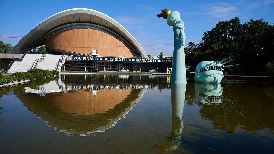 «Planet der Affen» oder Böhmermann-Ausstellung? Die New Yorker Freiheitsstatue scheint am Haus der Kulturen der Welt versenkt zu sein.