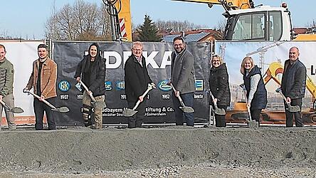 Thomas Schedlbauer (Polier Firma Dankerl, v. l.), Christian Groitl (fit+), Florian Fischer (Projektentwicklung), Josef Schambeck (Projektleitung), Gesch&auml;ftsf&uuml;hrer Viktoria Dankerl und Johannes Fischer, MdL Tobias Beck, B&uuml;rgermeisterin Christine Hammerschick, Ursula Heller (Gesch&auml;ftsleitung Gemeinde), 3. B&uuml;rgermeister Stefan Heller, Nadja Busch und Markus Kapfenberger (Betreiber) und Sven Reichelt (Edeka Gebietsleitung)