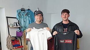 Seit Anfang 2025 betreiben Michael Lang (links) und Lukas Bierl einen Onlineshop - SecondHandstyle - f&uuml;r gebrauchte Markenkleidung, am 10. April er&ouml;ffnen sie in der B&ouml;hmerstra&szlig;e in Waldm&uuml;nchen ein kleines Ladengesch&auml;ft.