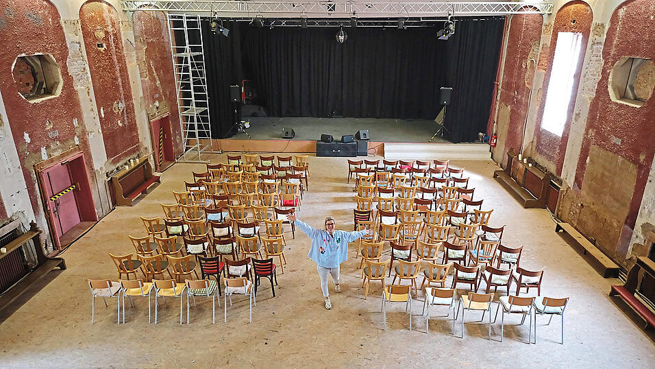 Tanja Deutsch, stellvertretende Vorsitzende des Kulturvereins, pr&auml;sentiert, wie viel Platz man f&uuml;r Musiker hat, die einfach mal mitspielen wollen beim neuen Konzept der offenen B&uuml;hne.