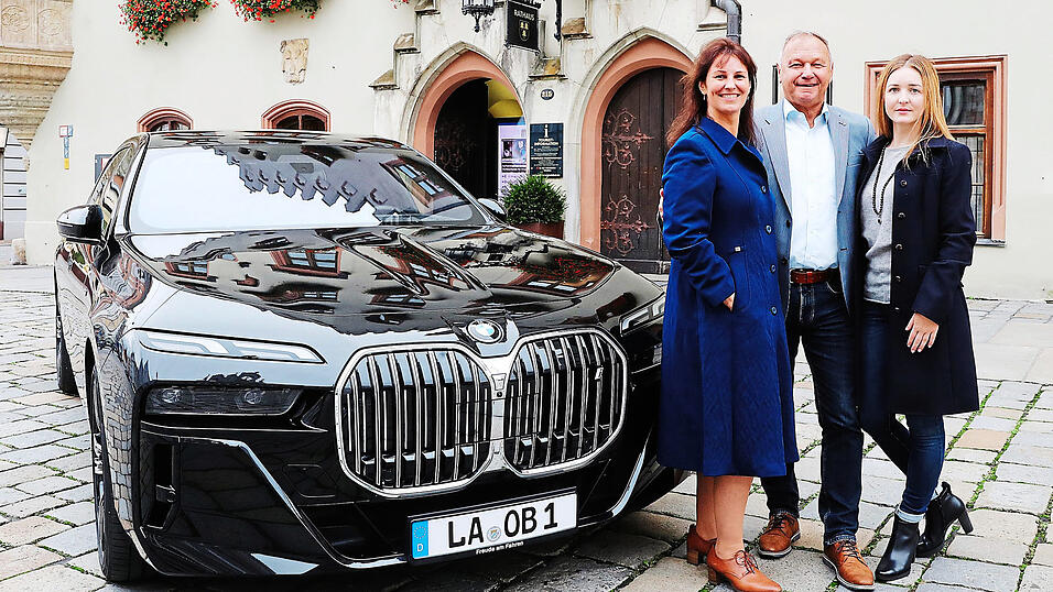 OB-Fahrer Fred Listl mit den Assistentinnen des Oberb&uuml;rgermeisters, Tamara G&uuml;rster (links) und Melanie Trinkl, die sich nun f&uuml;r seine Scherze revanchierten.