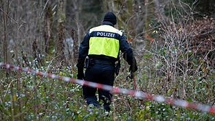 Ein Polizist nimmt an der Durchsuchung von einem Waldstück im Forstenrieder Park teil. Ein Polizist nimmt an der Durchsuchung von einem Waldstück im Forstenrieder Park teil.