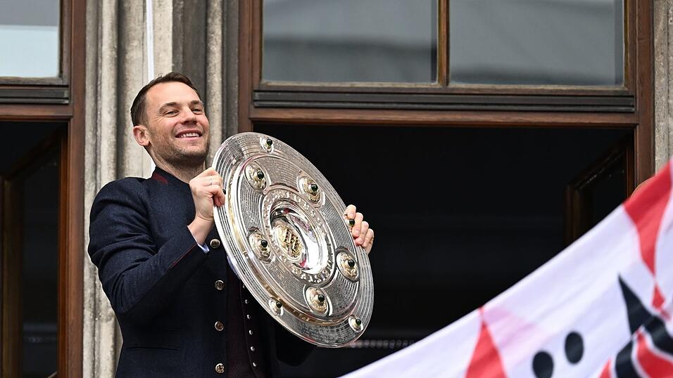 Kapit&auml;n Manuel Neuer kam als Erster mit der Schale auf den Balkon.
