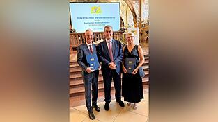 Ministerpräsident Markus Söder mit den neuen Trägern des Bayerischen Verdienstordens OB Markus Pannermayr und Gaby Sennebogen, Geschäftsführerin der Straubing Tigers. Ministerpräsident Markus Söder mit den neuen Trägern des Bayerischen Verdienstordens OB Markus Pannermayr und Gaby Sennebogen, Geschäftsführerin der Straubing Tigers.