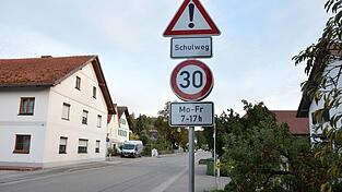 Ab sofort gilt Tempo 30 (Montag bis Freitag 7 Uhr bis 17 Uhr) an der Hauptstra&szlig;e im Bereich der Einm&uuml;ndung zur Gastorfer Stra&szlig;e.