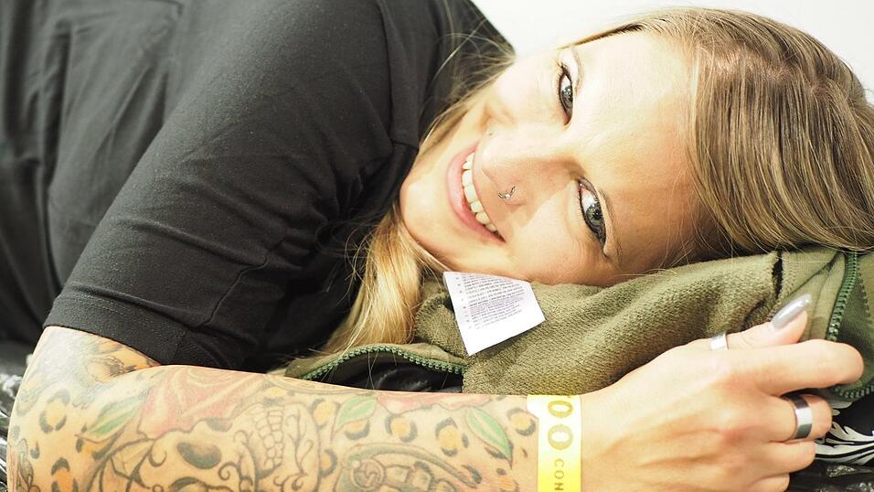 Rund 40 Aussteller und etwa 90 Tattoo-Künstler sind auf der Tattoo Convention in Straubing vertreten. Rund 40 Aussteller und etwa 90 Tattoo-Künstler sind auf der Tattoo Convention in Straubing vertreten.