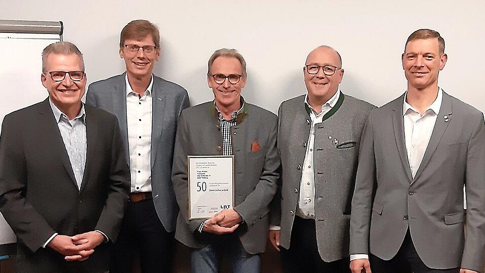 50 Jahre Verbandsmitglied: Franz Schmid (Mitte) nahm Urkunde und Anstecknadel ebenso entgegen, wie die Gratulation durch (v.l.) LBT-Hauptgeschäftsführer Sebastian Lechner, LBT-Geschäftsführer Harald Sentner, LBT-Präsident Hans Ach und dem Vorstandssprecher des Bundesverbandes Güterkraftverkehr, Logistik und Entsorgung (BGL) Prof. Dr. Dirk Engelhardt. 50 Jahre Verbandsmitglied: Franz Schmid (Mitte) nahm Urkunde und Anstecknadel ebenso entgegen, wie die Gratulation durch (v.l.) LBT-Hauptgeschäftsführer Sebastian Lechner, LBT-Geschäftsführer Harald Sentner, LBT-Präsident Hans Ach und dem Vorstandssprecher des Bundesverbandes Güterkraftverkehr, Logistik und Entsorgung (BGL) Prof. Dr. Dirk Engelhardt.