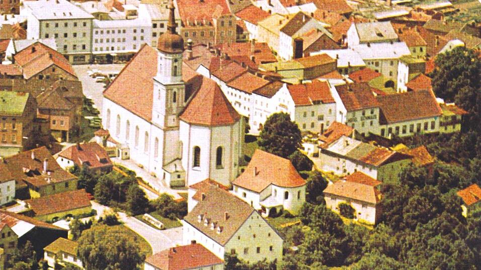 Ein Luftbild des Viechtacher Stadtplatzes aus den 1950er Jahren. Die Kirche beherrscht den Platz. Unser Autor h&auml;tte sich auch einen zweiten Turm vorstellen k&ouml;nnen.