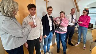 Gegen die Scheren der Damen ist kein Kraut gewachsen. Gegen die Scheren der Damen ist kein Kraut gewachsen.