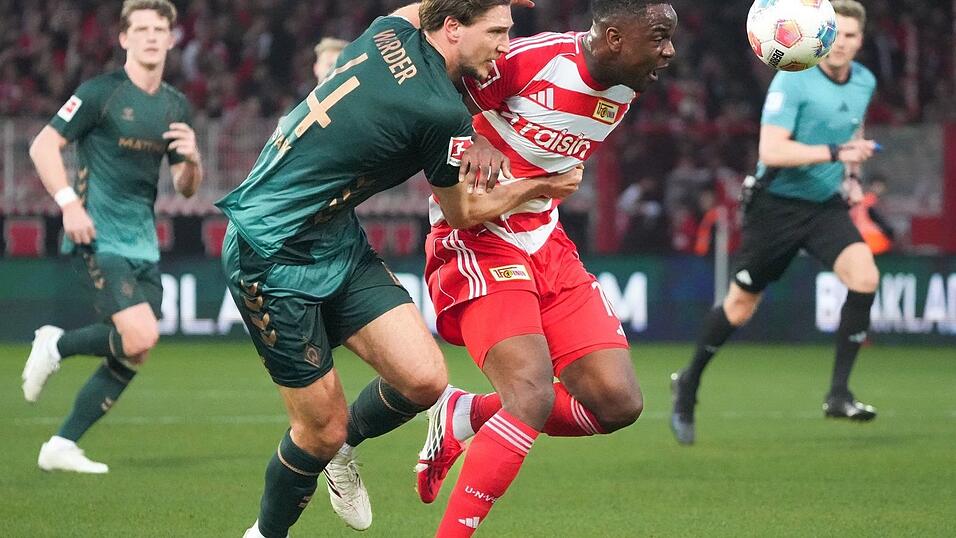 Starks (l) Foul an Ansah f&uuml;hrte zum Strafsto&szlig;.