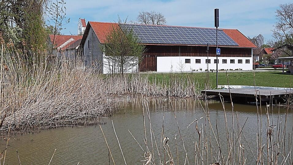 Blick vom Dorfweiher zur Schlosswirtschaft: Bei dem Geb&auml;ude, auf dem eine Photovoltaik-Anlage installiert ist, handelt es sich um den ehemaligen Stall. Er soll Platz machen f&uuml;r einen Neubau mit sechs Wohnungen.